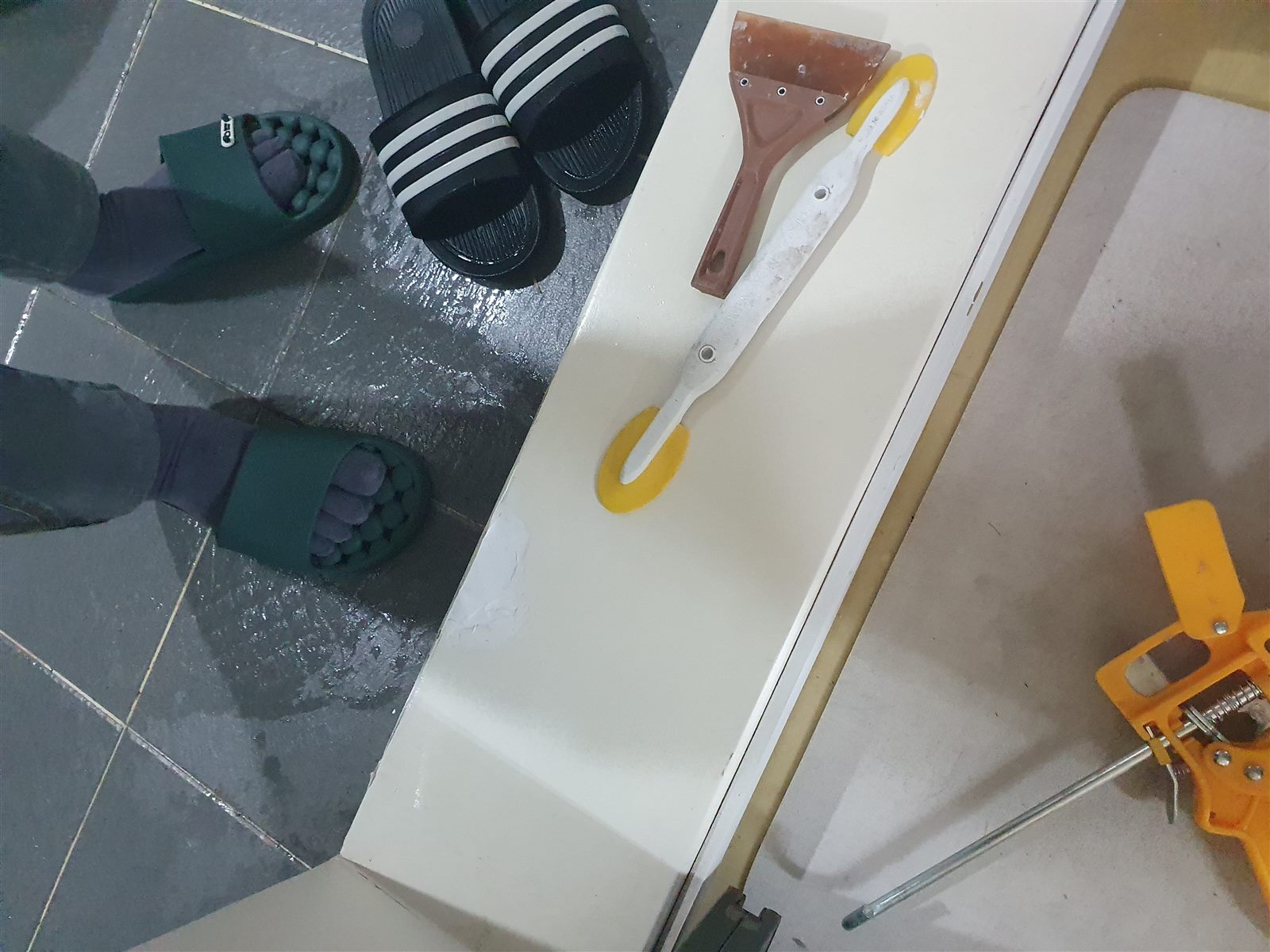 문틀 파손 수리 시공 사진 1